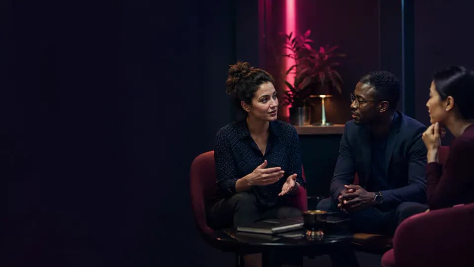 Adultes pratiquant la conversation en anglais dans un petit groupe de formation.