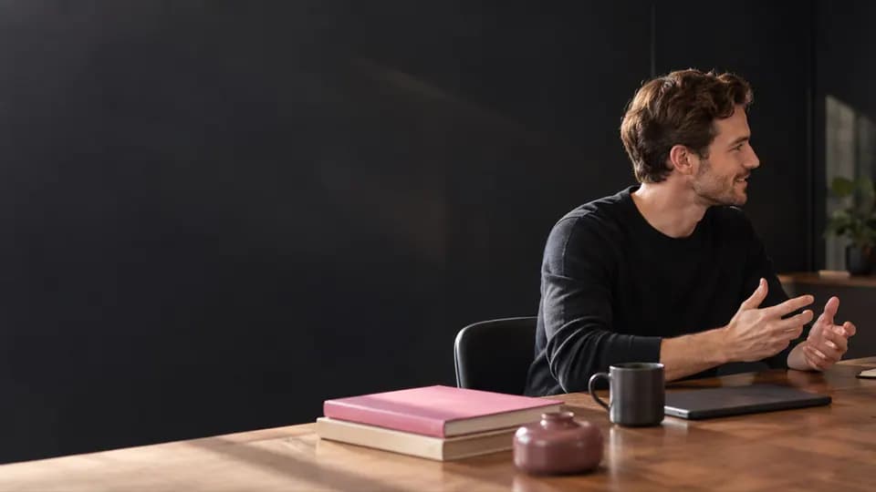 Adultes travaillant l’écoute et la conversation en coréen.
