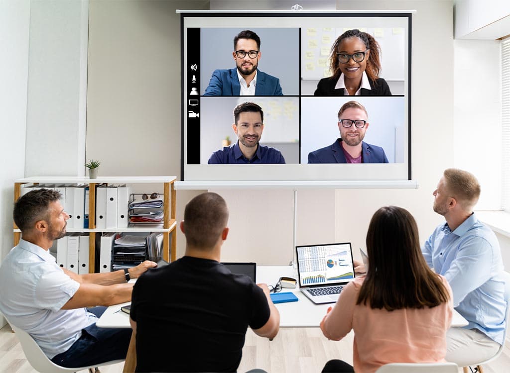 réunion entre plusieurs personnes et intervenants en visio