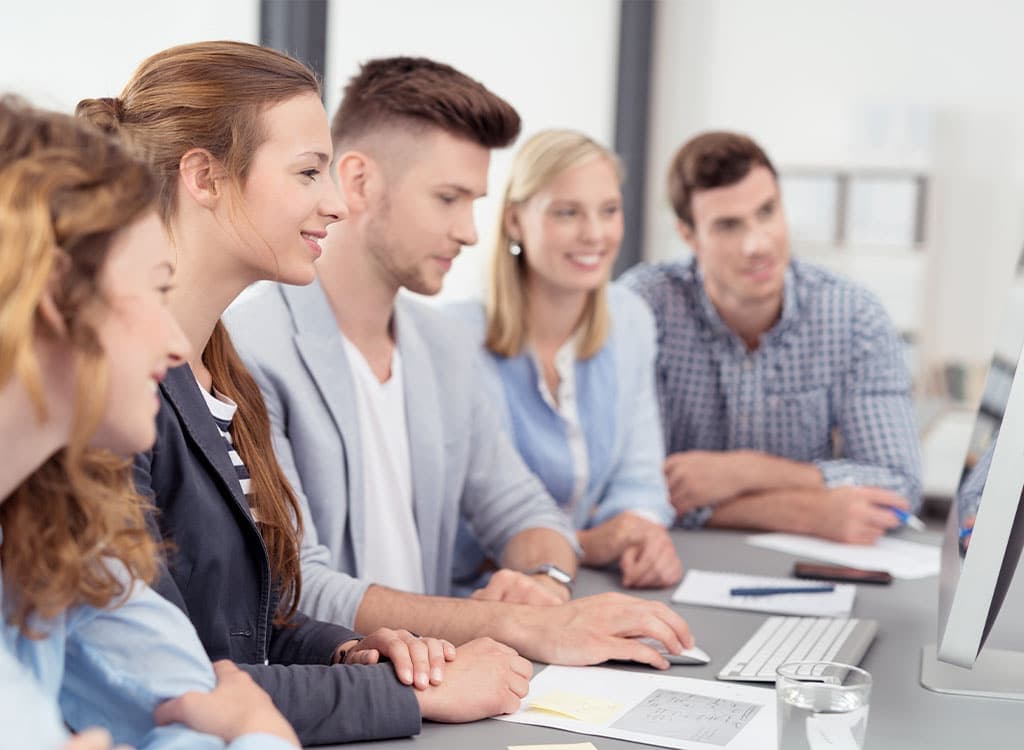 groupe de personnes travaillant sur un ordinateur