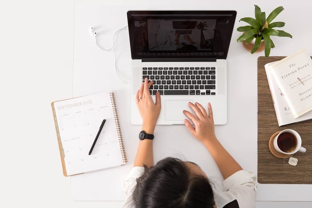 apprenante qui suit cours e-learning