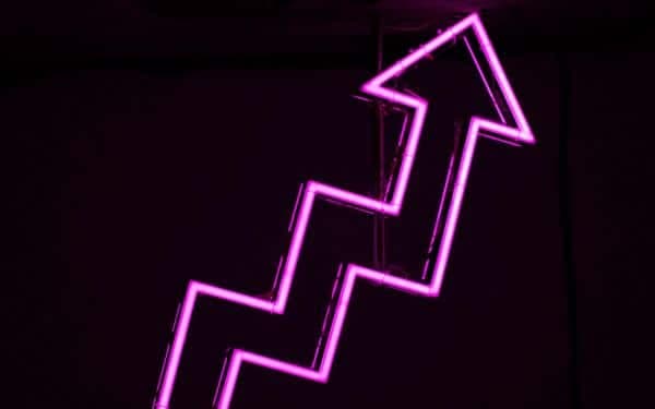 fleche rose qui monte vers le haut a droite