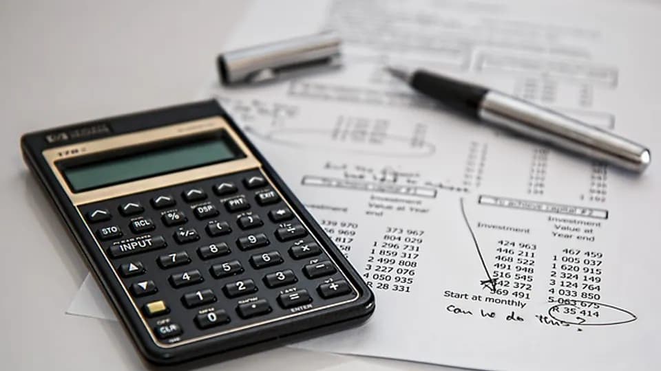 Formation – Formation facturation électronique 2026–2027 pour TPE et PME – Présentation Calculatrice, documents et données comptables illustrant la facturation électronique.