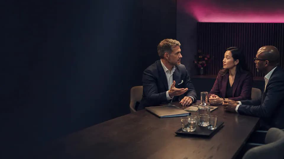 Formation – Anglais commercial et négociation : conduire l’échange sans perdre le sens ni la relation – Présentation Professionnels échangeant autour d’une proposition commerciale pour pratiquer la négociation en anglais.