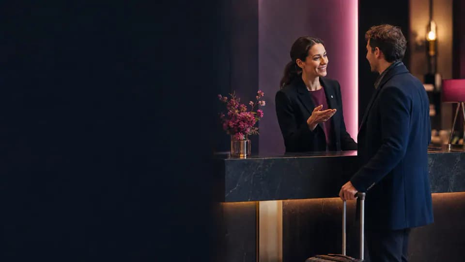Formation – Anglais de l’accueil, de l’hôtellerie et du tourisme : rassurer, orienter et résoudre – Présentation Réceptionniste accueillant un voyageur dans un hôtel, pour illustrer l’anglais de l’accueil et du tourisme.