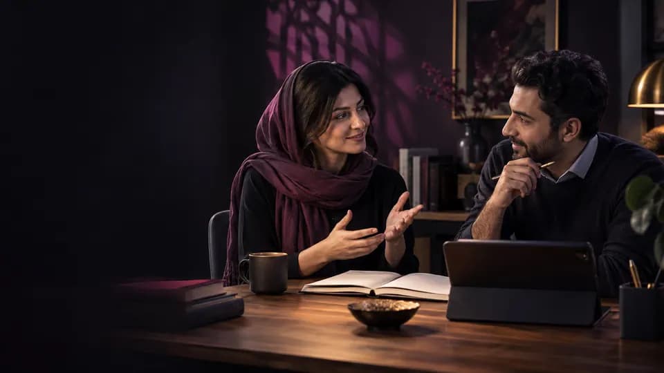 Formation – Formation persan (farsi) : choisir la variété et les usages à travailler – Présentation Adultes échangeant pendant une formation de persan général et professionnel.