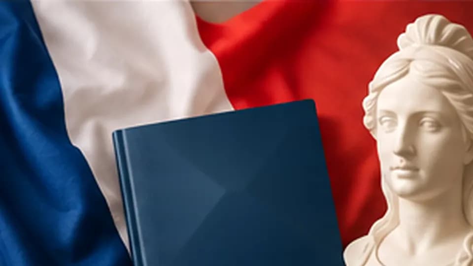 Formation – Formation préparation examen civique 2026 : comprendre, s'entraîner et progresser – Présentation Livre bleu sans inscription devant le drapeau français et un buste symbolisant les institutions républicaines.