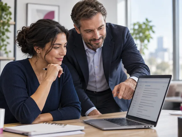 Manager et salariée examinant ensemble un courriel client sur un ordinateur dans un bureau, avec une posture collaborative.