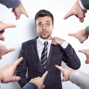 harcelement au travail pointage du doigt