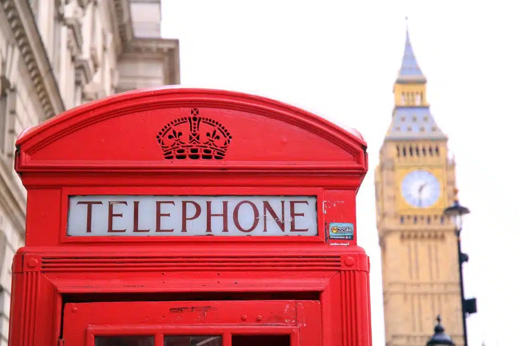Une cabine téléphonique rouge londonienne avec Big Ben en fond pour donner envie d'apprendre l'anglais et d'aller en Angletrre