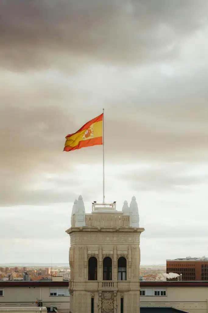 image qui représente un drapeau espagnol sur le toit d'un ancien immeuble 