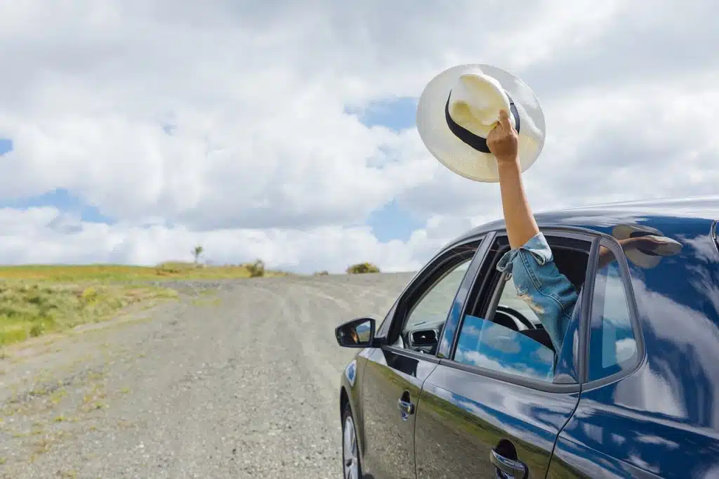 image qui représente un voyageur dans une voiture qui porte un chapeau 